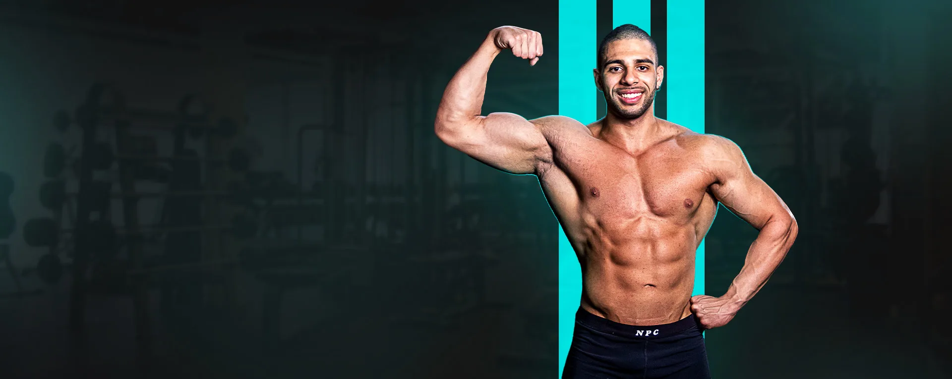 Valter Acetto, personal trainer e nutricionista, fazendo pose de bíceps